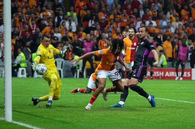 Sport Bilder des Tages Harry Kane 9 (FC Bayern Muenchen) trifft das Tor zum 1:2, Sacha Boey 93 (Galatasaray), Fernando Muslera 1 (Galatasaray), Galatasaray Istanbul vs. FC Bayern Muenchen, Champions League, Fussball, Vorrunde, Hinspiel, 24.10.2023 Istanbul Istanbul Tuerkei