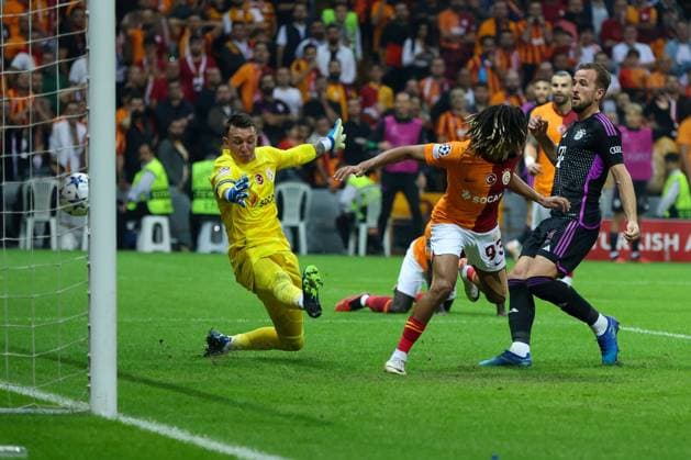 Harry Kane 9 (FC Bayern Muenchen) trifft das Tor zum 1:2, Sacha Boey 93 (Galatasaray), Fernando Muslera 1 (Galatasaray), Galatasaray Istanbul vs. FC Bayern Muenchen, Champions League, Fussball, Vorrunde, Hinspiel, 24.10.2023 Istanbul Istanbul Tuerkei