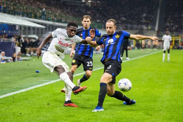 SOCCER - UEFA CL, Inter vs RBS MILAN,ITALY,24.OCT.23 - SOCCER - UEFA Champions League, group stage, FC Internazionale Milano vs Red Bull Salzburg. Image shows Lucas Gourna-Douath (RBS) and Carlos Augusto (Inter).  GEPAxpictures xGintarexKarpaviciute