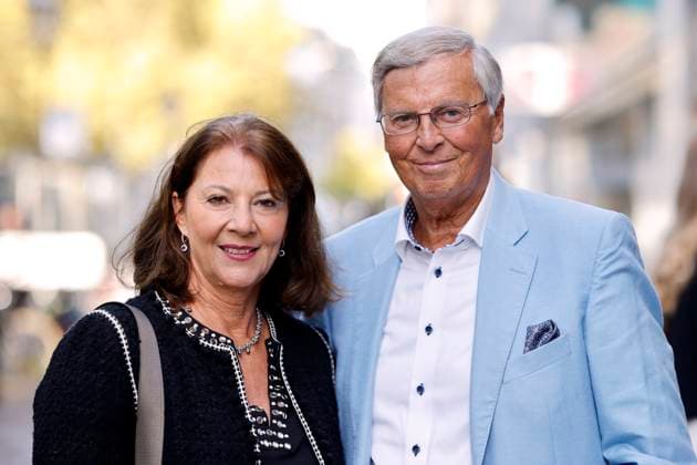 Politiker Wolfgang Bosbach (CDU) mit Ehefrau Sabine Bosbach bei der Premiere des Sky Original Dokumentarfilms Daum - Triumphe und Skandale , zu sehen ab 27.10. auf Sky und WOW, anlässlich des 70.Geburtstags von Christoph Daum, im Residenz Kino. Köln, 24.10.2023 NRW Deutschland Copyright: xChristophxHardtx