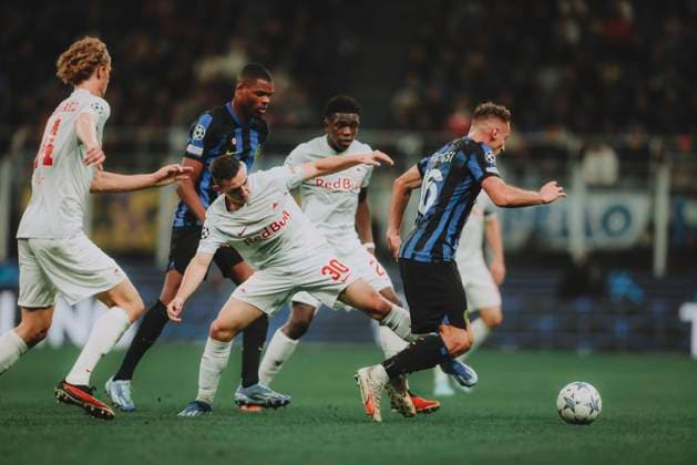 UEFA Champions League Group D: Inter Milan - FC Salzburg MILAN, ITALY - OCTOBER 24: Oscar Gloukh of FC Salzburg challenges Davide Frattesi of Inter Milan during the UEFA Champions League Group D match Inter Milan vs FC Salzburg on October 24, 2023 in Milan, Italy. Photo by Jasmin Walter - FC Red Bull Salzburg Copyright: xJasminxWalterx-xFCxRedxBullxSalzburgx JWA_8189
