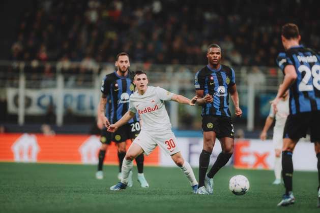 UEFA Champions League Group D: Inter Milan - FC Salzburg MILAN, ITALY - OCTOBER 24: Oscar Gloukh of FC Salzburg challenges Denzel Dumfries of Inter Milan during the UEFA Champions League Group D match Inter Milan vs FC Salzburg on October 24, 2023 in Milan, Italy. Photo by Jasmin Walter - FC Red Bull Salzburg Copyright: xJasminxWalterx-xFCxRedxBullxSalzburgx JWA_8396