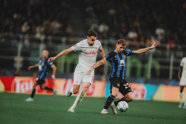 UEFA Champions League Group D: Inter Milan - FC Salzburg MILAN, ITALY - OCTOBER 24: Amar Dedic of FC Salzburg challenges Nicolo Barella of Inter Milan during the UEFA Champions League Group D match Inter Milan vs FC Salzburg on October 24, 2023 in Milan, Italy. Photo by Jasmin Walter - FC Red Bull Salzburg Copyright: xJasminxWalterx-xFCxRedxBullxSalzburgx JWA_8559