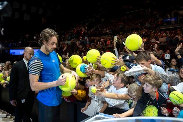 Wien, OÌˆsterreich. 24 Oktober 2023.Stefanos Tsitsipas (GRE) gibt nach dem Spiel, Dominik Thiem (AUT) gegen Stefanos Tsitsipas (GRE), Fans Autogramme. ATP, Tennis Herren World Tour, Erste Bank Open in der Wiener Stadthalle