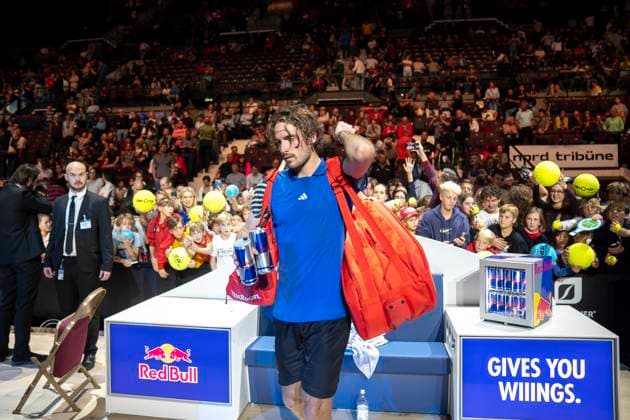 Wien, OÌˆsterreich. 24 Oktober 2023.Stefanos Tsitsipas (GRE) nach dem Spiel, Dominik Thiem (AUT) gegen Stefanos Tsitsipas (GRE), Tsitsipas geht über Spielfeld. ATP, Tennis Herren World Tour, Erste Bank Open in der Wiener Stadthalle