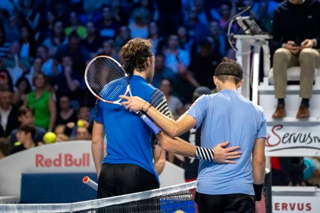 Wien, Österreich. 24 Oktober 2023. Dominik Thiem (AUT) spielt gegen Stefanos Tsitsipas (GRE) bei der ATP, Tennis Herren World Tour, Erste Bank Open in der Wiener Stadthalle. Bild zeigt Stefanos Tsitsipas (GRE) und Dominik Thiem (AUT) nach dem Spiel, gegenseitig Gratulationen.