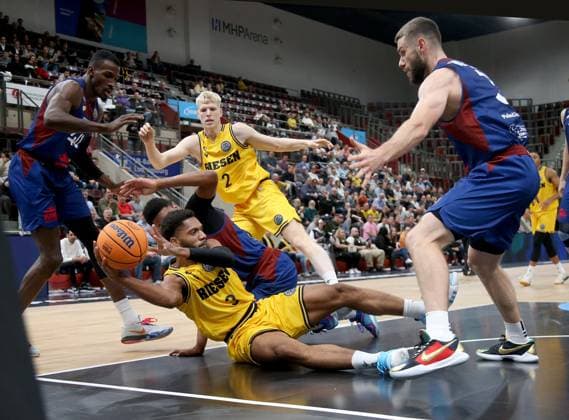 Sport Themen der Woche KW43 Sport Bilder des Tages Jayvon Graves (Riesen, am Boden). Hinten Jacob Patrick (Riesen) . MHP Riesen Ludwigsburg vs. King Szczecin . Basketball-Champions League 2023-2024. Ludwigsburg , GER, 24.10.2023, *** Jayvon Graves Riesen, on the ground Behind Jacob Patrick Riesen MHP Riesen Ludwigsburg vs King Szczecin Basketball Champions League 2023 2024 Ludwigsburg , GER, 24 10 2023,