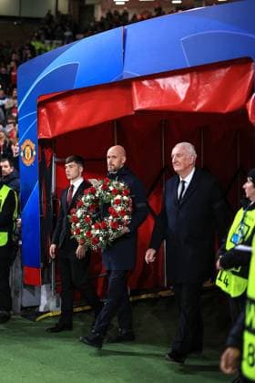 Football - UEFA Champions League - Group A - Manchester United, ManU v FC Copenhagen 24th October 2023 - UEFA Champions League - Group A - Manchester United v FC Copenhagen - Daniel Gore, manager Erik ten Hag and former United goalkeeper Alex Stepney walk out of the tunnel with a wreath in honour of Sir Bobby Charlton who passed away on Saturday - Photo: Simon Stacpoole Offside. Manchester UK Copyright: xSimonxStacpoolexOffside