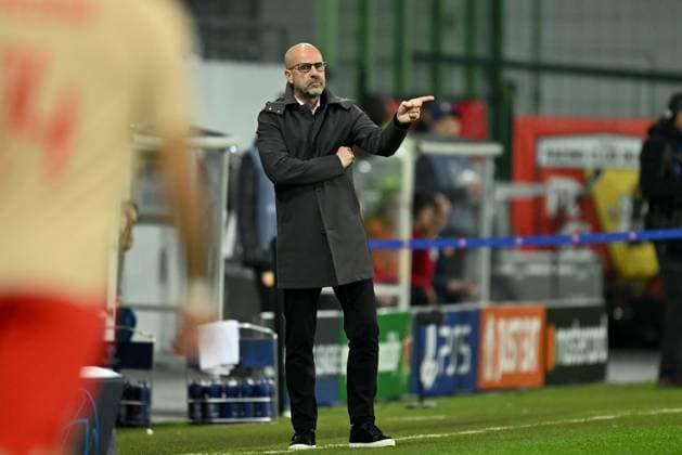 231024 RC Lens vs PSV Eindhoven Head Coach Peter Bosz of Eindhoven pictured during the Uefa Champions League matchday 3 game in group B in the 2023-2024 season between Racing Club de Lens and PSV Eindhoven on October 24 , 2023 in Lens, France. (Photo by David Catry Isosport) LENS FRANCE  Copyright: xx 412578