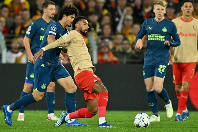231024 RC Lens vs PSV Eindhoven Andre Ramalho (5) of Eindhoven defending on Angelo Fulgini (11) of RC Lens during the Uefa Champions League matchday 3 game in group B in the 2023-2024 season between Racing Club de Lens and PSV Eindhoven on October 24 , 2023 in Lens, France. (Photo by David Catry Isosport) LENS FRANCE  Copyright: xx 412581
