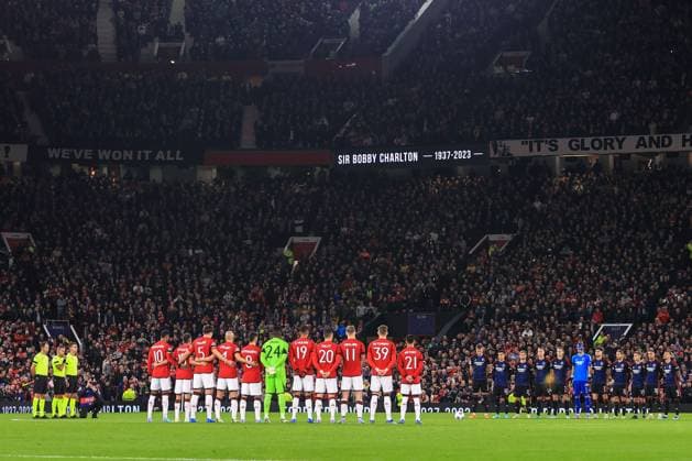Football - UEFA Champions League - Group A - Manchester United, ManU v FC Copenhagen 24th October 2023 - UEFA Champions League - Group A - Manchester United v FC Copenhagen - Players and fans observe a minute™s silence in honour of the recently deceased Sir Bobby Charlton - Photo: Simon Stacpoole Offside. Manchester UK Copyright: xSimonxStacpoolexOffside