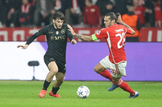 24.10.2023, xtgx, Fussball, UEFA Champions League, 1.FC Union Berlin - SSC Neapel emspor, v.l. Eljif Elmas (Neapel, 7), Christopher Trimmel (Union Berlin, 28) Zweikampf, Duell, Kampf, tackle (DFL DFB REGULATIONS PROHIBIT ANY USE OF PHOTOGRAPHS as IMAGE SEQUENCES and or QUASI-VIDEO) Olympiastadion