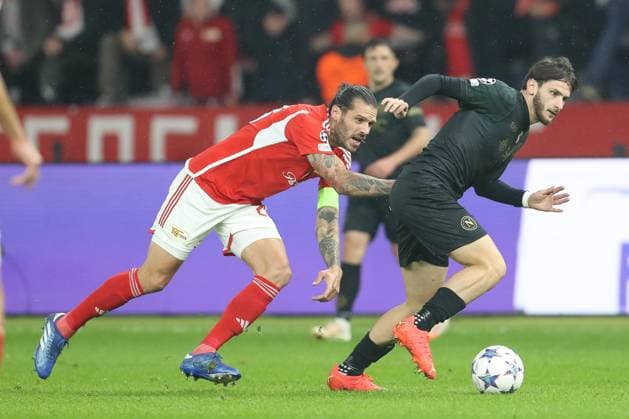 24.10.2023, xtgx, Fussball, UEFA Champions League, 1.FC Union Berlin - SSC Neapel emspor, v.l. Eljif Elmas (Neapel, 7), Christopher Trimmel (Union Berlin, 28) Zweikampf, Duell, Kampf, tackle (DFL DFB REGULATIONS PROHIBIT ANY USE OF PHOTOGRAPHS as IMAGE SEQUENCES and or QUASI-VIDEO) Olympiastadion
