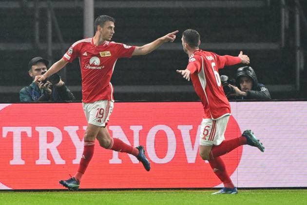 Fussball, Herren, Saison 2023 2024, UEFA Champions League (Gruppe C, 3. Spieltag), 1. FC Union Berlin - SSC Neapel, v. l. Janik Haberer (1. FC Union Berlin) und Robin Gosens (1. FC Union Berlin) Torjubel, jubeln nach dem Tor zum 1:0 durch Janik Haberer (1. FC Union Berlin) - wurde wegen Abseits aberkannt, 24.10. 2023, Copyright: xMatthiasxKochx