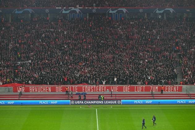 Fussball, Herren, Saison 2023 2024, UEFA Champions League (Gruppe C, 3. Spieltag), 1. FC Union Berlin - SSC Neapel, v. l. Die Fans von 1. FC Union Berlin mit einem Spruchband: Wir brauchen die alte Försterei, wie die Luft zum leben!, 24.10. 2023, Copyright: xMatthiasxKochx
