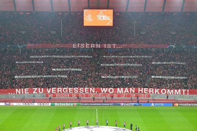 Fussball, Herren, Saison 2023 2024, UEFA Champions League (Gruppe C, 3. Spieltag), 1. FC Union Berlin - SSC Neapel, v. l. Die Fans von 1. FC Union Berlin mit einem Spruchband: Eisern ist ¦. nie zu vergessen, wo man herkommt!, 24.10. 2023, Copyright: xMatthiasxKochx