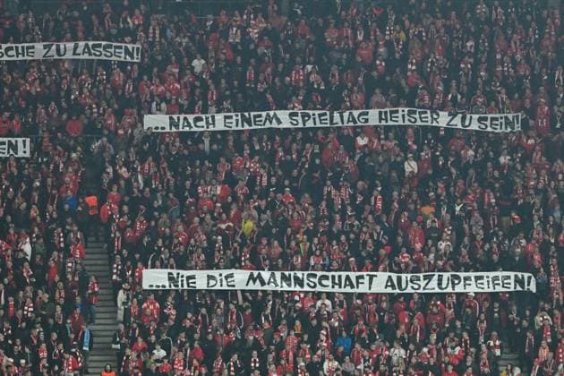 Fussball, Herren, Saison 2023 2024, UEFA Champions League (Gruppe C, 3. Spieltag), 1. FC Union Berlin - SSC Neapel, v. l. Die Fans von 1. FC Union Berlin mit einem Spruchband: Eisern ist ¦. nie zu vergessen, wo man herkommt!, 24.10. 2023, Copyright: xMatthiasxKochx