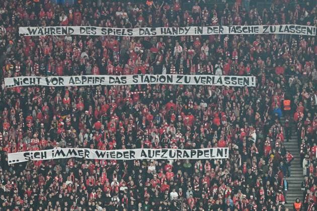 Fussball, Herren, Saison 2023 2024, UEFA Champions League (Gruppe C, 3. Spieltag), 1. FC Union Berlin - SSC Neapel, v. l. Die Fans von 1. FC Union Berlin mit einem Spruchband: Eisern ist ¦. nie zu vergessen, wo man herkommt!, 24.10. 2023, Copyright: xMatthiasxKochx