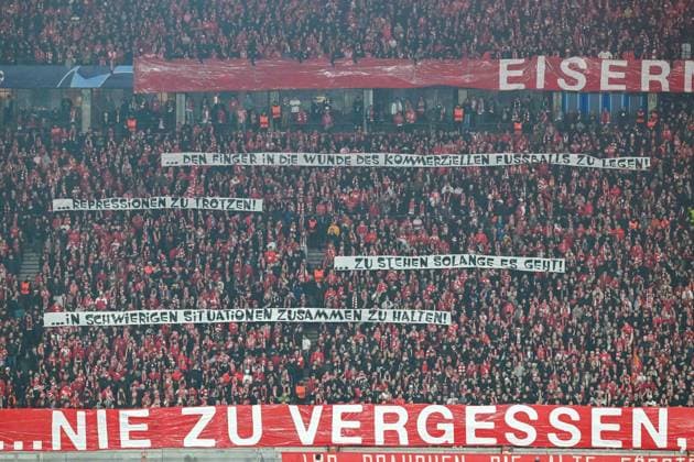 Fussball, Herren, Saison 2023 2024, UEFA Champions League (Gruppe C, 3. Spieltag), 1. FC Union Berlin - SSC Neapel, v. l. Die Fans von 1. FC Union Berlin mit einem Spruchband: Eisern ist ¦. nie zu vergessen, wo man herkommt!, 24.10. 2023, Copyright: xMatthiasxKochx