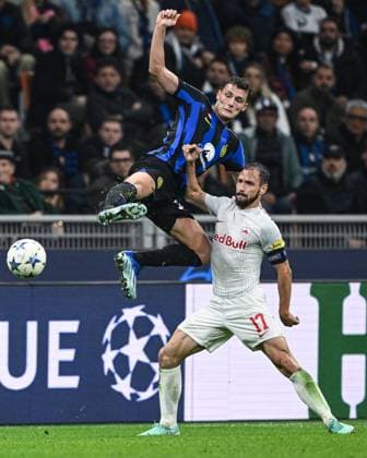 Milan, Italy, 24.10.23: Benjamin Pavard (28 FC Internazionale) and Andreas Ulmer (17 Salzburg) during the Champions League Group stage match between FC Internazionale and FC Salzburg at San Siro Stadium in Milan, Italy Soccer (Cristiano Mazzi SPP) Copyright: xCristianoxMazzix xSPPx spp-en-CrMaSp-CM1_8840