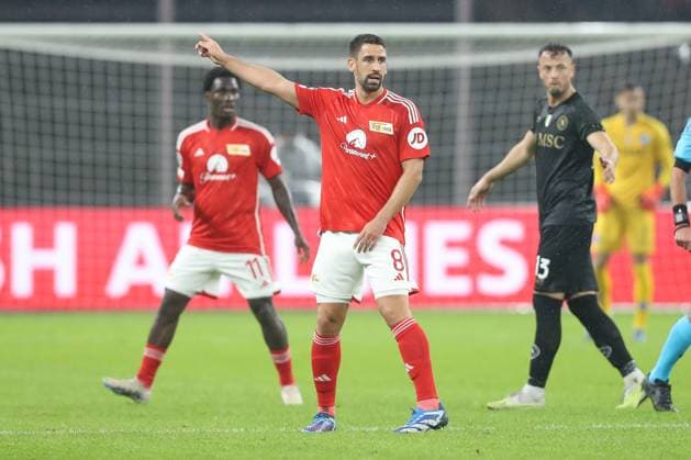 24.10.2023, xtgx, Fussball, UEFA Champions League, 1.FC Union Berlin - SSC Neapel emspor, v.l. Rani Khedira (Union Berlin, 8) gibt Anweisungen, gestikuliert mit den Armen, gesticulate, gives instructions (DFL DFB REGULATIONS PROHIBIT ANY USE OF PHOTOGRAPHS as IMAGE SEQUENCES and or QUASI-VIDEO) Olympiastadion