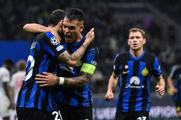 Sport Themen der Woche KW43 Sport Bilder des Tages Milan, Italy, 24.10.23: Hakan Calhanoglu (20 FC Internazionale) celebrates with Lautaro Martinez (10 FC Internazionale) his goal during the Champions League Group stage match between FC Internazionale and FC Salzburg at San Siro Stadium in Milan, Italy Soccer (Cristiano Mazzi SPP)  Copyright: xCristianoxMazzix xSPPx spp-en-CrMaSp-CM2_5985