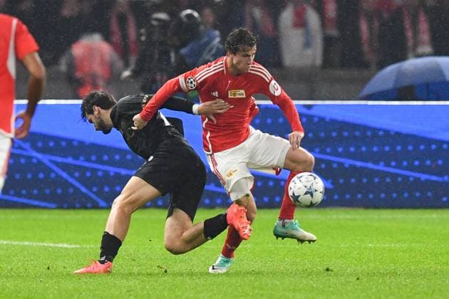 Fussball, Herren, Saison 2023 2024, UEFA Champions League (Gruppe C, 3. Spieltag), 1. FC Union Berlin - SSC Neapel, v. l. Amir Rrahmani (SSC Neapel) und Brenden Aaronson (1. FC Union Berlin) im Zweikampf, 24.10. 2023, Copyright: xMatthiasxKochx
