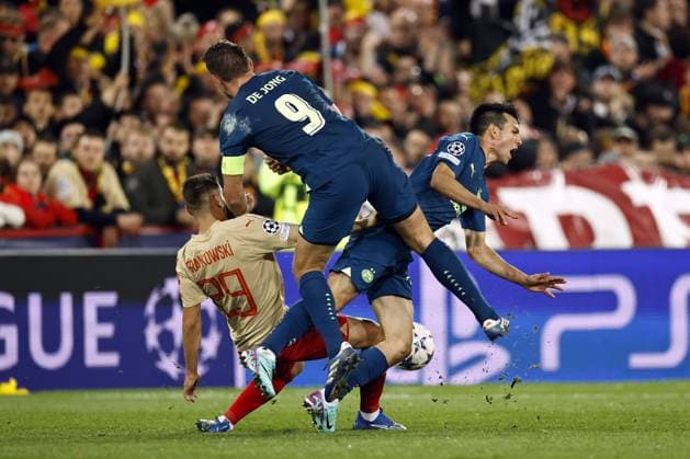 LENS - (l-r) PrzemysÅ‚aw Frankowski of RC Lens, Luuk de Jong of PSV Eindhoven, Hirving Lozano of PSV Eindhoven during the UEFA Champions League group B match between RC Lens and PSV Eindhoven at the Stade Bollaert-Delelis on October 24, 2023 in Lens , France. ANP MAURICE VAN STEEN UEFA Champions League 2023 24 2023 2024 xVIxANPxSportx xxANPxIVx 482015821 originalFilename: 482015821.jpg