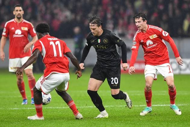 Fussball, Herren, Saison 2023 2024, UEFA Champions League (Gruppe C, 3. Spieltag), 1. FC Union Berlin - SSC Neapel, v. l. David Datro Fofana (1. FC Union Berlin), Piotr Zielinski (SSC Neapel) und Brenden Aaronson (1. FC Union Berlin) im Zweikampf, 24.10. 2023, Copyright: xMatthiasxKochx