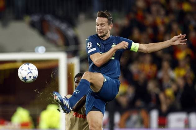 LENS - (l-r) Luuk de Jong of PSV Eindhoven, Kevin Danso of RC Lens during the UEFA Champions League Group B match between RC Lens and PSV Eindhoven at the Stade Bollaert-Delelis on October 24, 2023 in Lens, France. ANP MAURICE VAN STEEN UEFA Champions League 2023 24 2023 2024 xVIxANPxSportx xxANPxIVx 482015937 originalFilename: 482015937.jpg