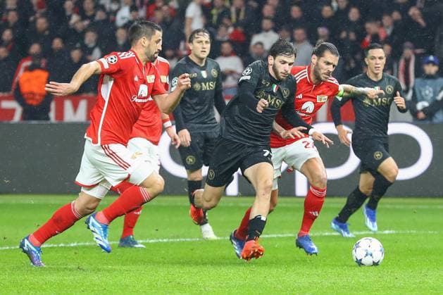 24.10.2023, xtgx, Fussball, UEFA Champions League, 1.FC Union Berlin - SSC Neapel emspor, v.l. Khvicha Kvararskhelia (Neapel, 77), Christopher Trimmel (Union Berlin, 28) Zweikampf, Duell, Kampf, tackle (DFL DFB REGULATIONS PROHIBIT ANY USE OF PHOTOGRAPHS as IMAGE SEQUENCES and or QUASI-VIDEO) Olympiastadion
