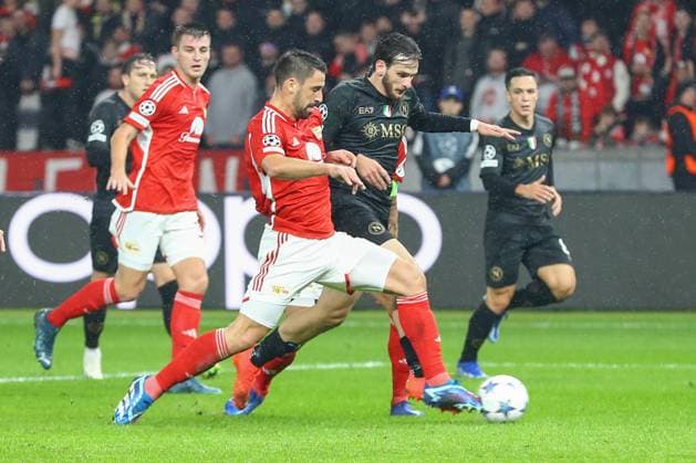 24.10.2023, xtgx, Fussball, UEFA Champions League, 1.FC Union Berlin - SSC Neapel emspor, v.l. Khvicha Kvararskhelia (Neapel, 77), Rani Khedira (Union Berlin, 8) Zweikampf, Duell, Kampf, tackle (DFL DFB REGULATIONS PROHIBIT ANY USE OF PHOTOGRAPHS as IMAGE SEQUENCES and or QUASI-VIDEO) Olympiastadion