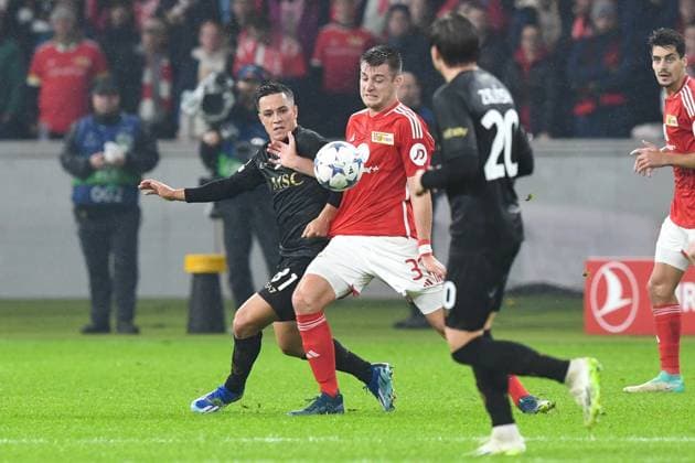 Fussball, Herren, Saison 2023 2024, UEFA Champions League (Gruppe C, 3. Spieltag), 1. FC Union Berlin - SSC Neapel, v. l. Giacomo Raspadori (SSC Neapel) und Robin Knoche (1. FC Union Berlin) im Zweikampf, 24.10. 2023, Copyright: xMatthiasxKochx