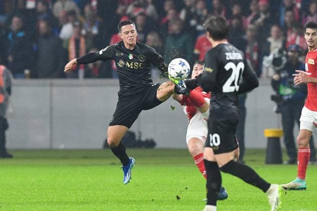 Fussball, Herren, Saison 2023 2024, UEFA Champions League (Gruppe C, 3. Spieltag), 1. FC Union Berlin - SSC Neapel, v. l. Giacomo Raspadori (SSC Neapel) und Robin Knoche (1. FC Union Berlin) im Zweikampf, 24.10. 2023, Copyright: xMatthiasxKochx