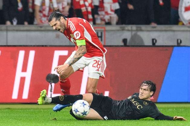 v.l. Christopher Trimmel ( 1.FC Union Berlin, 28), Piotr Zielinski (SSC Neapel, 20), Zweikampf, Action, Kampf, GER, 1.FC Union Berlin - SSC Neapel, Fussball, Champions League, CH. LEAGUE GRUPPE C, Spieltag 3, UEFA, 23 24, 24.10.2023, DFL REGULATIONS PROHIBIT ANY USE OF PHOTOGRAPHS AS IMAGE SEQUENCES AND OR QUASI-VIDEO, GER, 1.FC Union Berlin - SSC Neapel, Fussball, Champions League, UEFA, 23 24, 24.10.2023, Berlin Copyright: xUwexKoch Eibner-Pressefotox EP_UKH