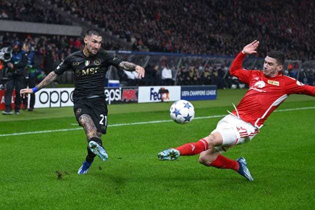 24.10.2023, Fussball, Champions League, 3. Spieltag, Saison 2023 2024, 1.FC Union Berlin - SSC Neapel, Matteo Politano (SSC Neapel), Robin Gosens (Union Berlin) xRHR-FOTO TKx Copyright: RHR-FOTOx RHR-FOTO TK