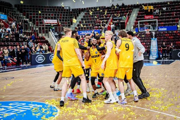 Bilder des Jahres 2023, Sport 10 Oktober Sport Themen der Woche KW43 Sport Bilder des Tages Jubel bei den Riesen, Mitte: Desure Buie (MHP Riesen Ludwigsburg, 07) MHP Riesen Ludwigsburg - King Szczecin, Basketball, Basketball Champions League, Saison 2023 24, 24.10.2023, Ludwigsburg (MHPArena), DEU MHP Riesen Ludwigsburg - King Szczecin, 24.10.2023, Ludwigsburg (MHPArena), DEU Ludwigsburg *** Jubilation at the Giants, center Desure Buie MHP Riesen Ludwigsburg, 07 MHP Riesen Ludwigsburg King Szczecin, sports, basketball, basketball Champions League, season 2023 24, 24 10 2023, Ludwigsburg MHPArena , DEU MHP Riesen Ludwigsburg King Szczecin, 24 10 2023, Ludwigsburg MHPArena , DEU Ludwigsburg Copyright: xSandyxDinkelackerx EP_SDR