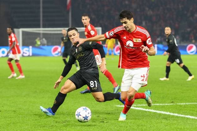 24.10.2023, xtgx, Fussball, UEFA Champions League, 1.FC Union Berlin - SSC Neapel emspor, v.l. Giacomo Raspadori (Neapel, 81), Diogo Leite (Union Berlin, 4) Zweikampf, Duell, Kampf, tackle (DFL DFB REGULATIONS PROHIBIT ANY USE OF PHOTOGRAPHS as IMAGE SEQUENCES and or QUASI-VIDEO) Olympiastadion