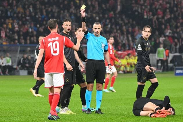 Fussball, Herren, Saison 2023 2024, UEFA Champions League (Gruppe C, 3. Spieltag), 1. FC Union Berlin - SSC Neapel, v. l. Janik Haberer (1. FC Union Berlin) sieht die gelbe Karte von Schiedsrichter Irfan Peljto, 24.10. 2023, Copyright: xMatthiasxKochx