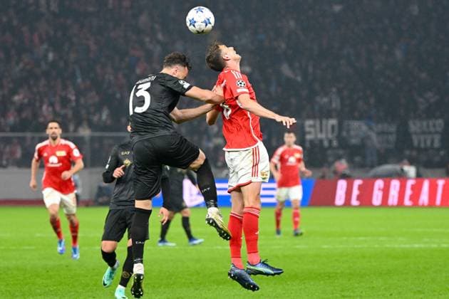 Fussball, Herren, Saison 2023 2024, UEFA Champions League (Gruppe C, 3. Spieltag), 1. FC Union Berlin - SSC Neapel, v. l. Amir Rrahmani (SSC Neapel) und Janik Haberer (1. FC Union Berlin) im Zweikampf, 24.10. 2023, Copyright: xMatthiasxKochx