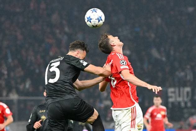 Fussball, Herren, Saison 2023 2024, UEFA Champions League (Gruppe C, 3. Spieltag), 1. FC Union Berlin - SSC Neapel, v. l. Amir Rrahmani (SSC Neapel) und Janik Haberer (1. FC Union Berlin) im Zweikampf, 24.10. 2023, Copyright: xMatthiasxKochx