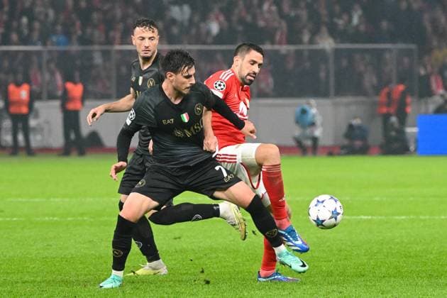 Fussball, Herren, Saison 2023 2024, UEFA Champions League (Gruppe C, 3. Spieltag), 1. FC Union Berlin - SSC Neapel, v. l. Amir Rrahmani (SSC Neapel), Eljif Elmas (SSC Neapel) und Rani Khedira (1. FC Union Berlin) im Zweikampf, 24.10. 2023, Copyright: xMatthiasxKochx