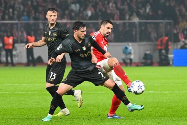 Fussball, Herren, Saison 2023 2024, UEFA Champions League (Gruppe C, 3. Spieltag), 1. FC Union Berlin - SSC Neapel, v. l. Amir Rrahmani (SSC Neapel), Eljif Elmas (SSC Neapel) und Rani Khedira (1. FC Union Berlin) im Zweikampf, 24.10. 2023, Copyright: xMatthiasxKochx