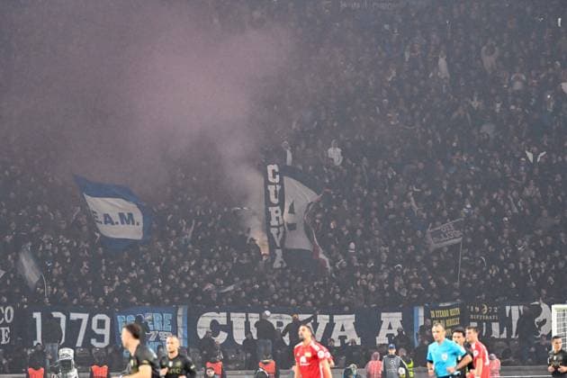 Fussball, Herren, Saison 2023 2024, UEFA Champions League (Gruppe C, 3. Spieltag), 1. FC Union Berlin - SSC Neapel, v. l. Die Fans von SSC Neapel zünden Bengalos, Pyro, Pyrotechnik, Leuchtkörper, Rauchbomben, 24.10. 2023, Copyright: xMatthiasxKochx