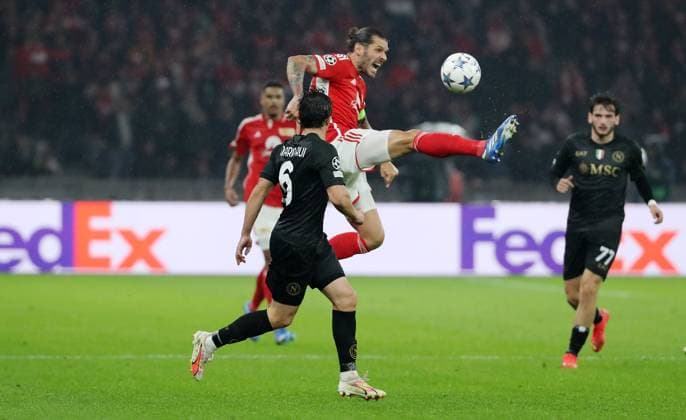 Mario Rui, Christopher Trimmel Zweikampf Spielszene Aktion Fußball Fussball UEFA Champions League UCL Herren 3.Spieltag Saison 2023 2024 24.10.2023 1.FC Union Berlin FCU vs SSC Neapel Olympiastadion DFL regulations prohibit any use of photographs as image sequences and or quasi-video