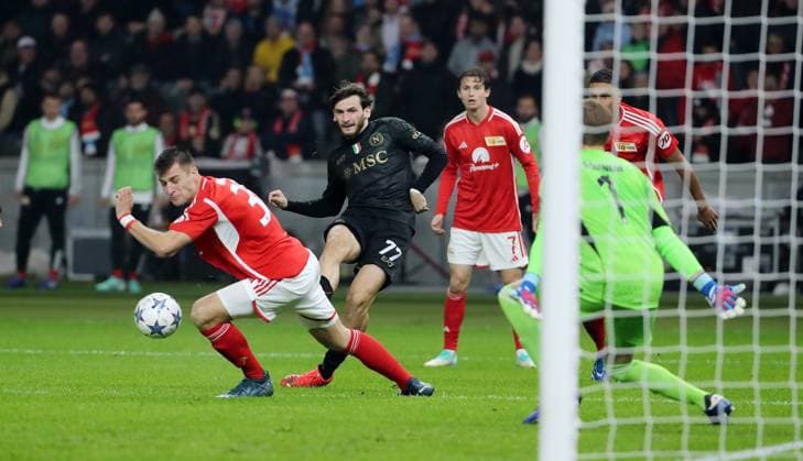 Robin Knoche, Khvicha Kvaratskhelia, Torwart Frederik Rönnow Zweikampf Spielszene Aktion Fußball Fussball UEFA Champions League UCL Herren 3.Spieltag Saison 2023 2024 24.10.2023 1.FC Union Berlin FCU vs SSC Neapel Olympiastadion DFL regulations prohibit any use of photographs as image sequences and or quasi-video