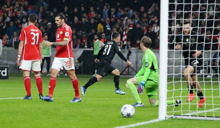 Torwart Frederik Rönnow kassiert das 0:1 durch Giacomo Raspadori (Nr. 81), Robin Knoche, Christopher Trimmel enttäuscht Fußball Fussball UEFA Champions League UCL Herren 3.Spieltag Saison 2023 2024 24.10.2023 1.FC Union Berlin FCU vs SSC Neapel Olympiastadion DFL regulations prohibit any use of photographs as image sequences and or quasi-video