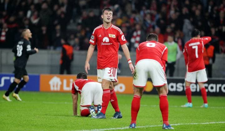 Robin Knoche, Rani Khedira enttäuscht nach 0:1 Enttäuschung Fußball Fussball UEFA Champions League UCL Herren 3.Spieltag Saison 2023 2024 24.10.2023 1.FC Union Berlin FCU vs SSC Neapel Olympiastadion DFL regulations prohibit any use of photographs as image sequences and or quasi-video