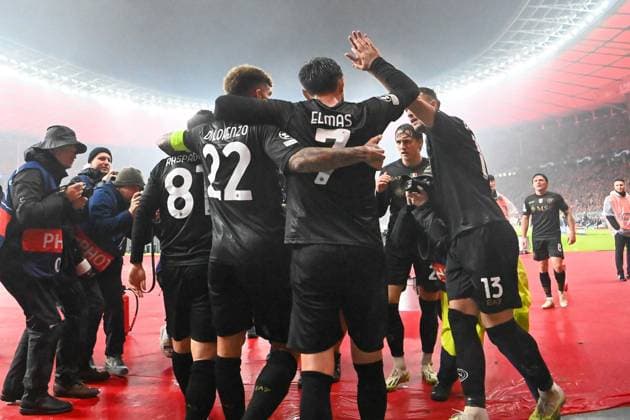 Fussball, Herren, Saison 2023 2024, UEFA Champions League (Gruppe C, 3. Spieltag), 1. FC Union Berlin - SSC Neapel, v. l. Giacomo Raspadori (SSC Neapel), Giovanni Di Lorenzo (SSC Neapel), Eljif Elmas (SSC Neapel) und Amir Rrahmani (SSC Neapel) Torjubel, jubeln nach dem Tor zum 0:1 durch Giacomo Raspadori (SSC Neapel), 24.10. 2023, Copyright: xMatthiasxKochx