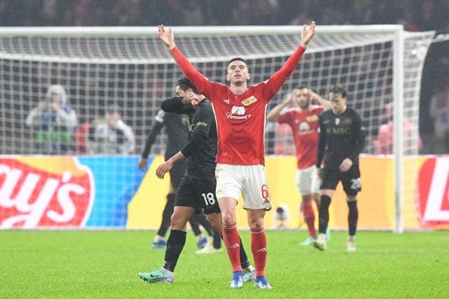 Fussball, Herren, Saison 2023 2024, UEFA Champions League (Gruppe C, 3. Spieltag), 1. FC Union Berlin - SSC Neapel, v. l. Robin Gosens (1. FC Union Berlin) enttäuscht, niedergeschlagen, unzufrieden, 24.10. 2023, Copyright: xMatthiasxKochx